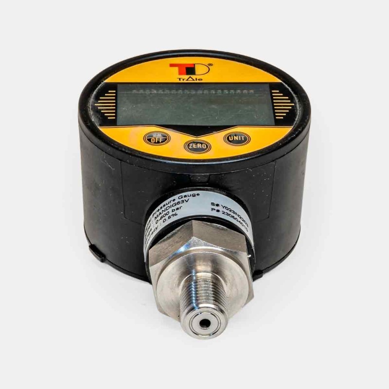 Manomètre digital D63 0-600 bar, affichage numérique LED, raccord 1/4″ BSP, contrôle pression pompe hydraulique mobile, test banc d’essai industriel, diagnostic circuit agricole, instrumentation maintenance atelier ou centrale hydraulique.