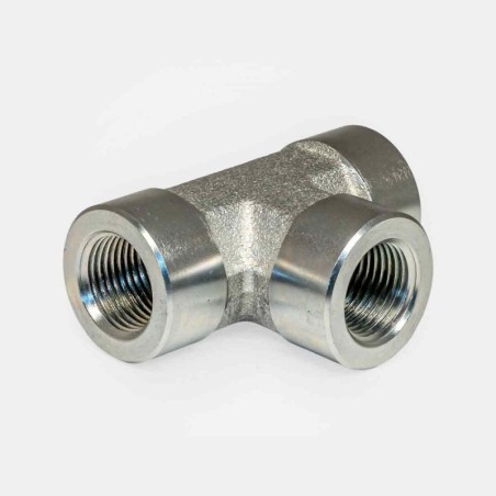 Raccord en T femelle 1″ BSP à 3 ports (acier). Permet de distribuer l’huile hydraulique vers deux circuits à partir d’une arrivée 1″. Utilisé sur les circuits haute pression pour alimenter deux vérins ou accessoires en parallèle.