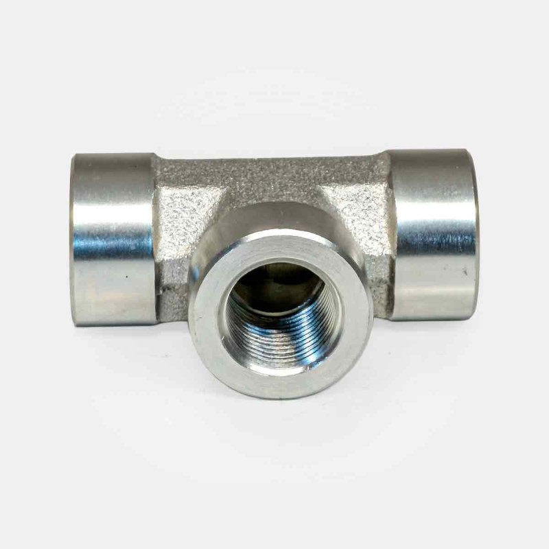 Raccord en T femelle 1″ BSP à 3 ports, répartition huile hydraulique sur deux circuits, distribution haute pression pour vérins, accessoires ou alimentation parallèle industrielle ou agricole.