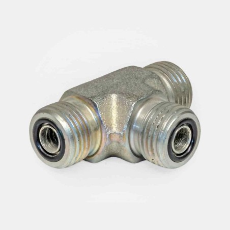 Raccord en T mâle ORFS 1-3/16″-12 (taille -20). Idéal pour les gros débits : ce té divise un flux hydraulique principal en deux lignes de même section. Sa construction massive en acier supporte les pressions très élevées en usage industriel.